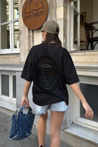 Detal haftu na plecach T-shirt Luna Delicata
